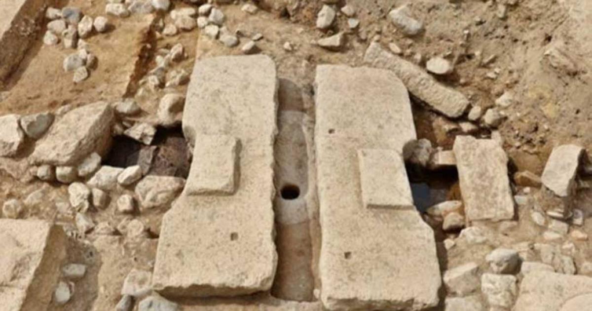 Remains of what appears to be a flush toilet made during the Unified Silla Dynasty in the 8th century have been discovered in a secondary palace in Gyeongju, North Gyeongsang Province, South Korea.