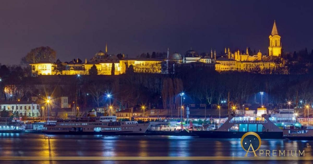 Night view of Topkapi Palace from across the Bosphorus (Lefteris Papaulakis  / Adobe Stock)