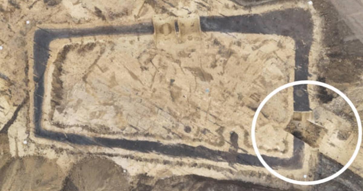 Aerial view of the Middle Neolithic trapezoidal ditch; the late medieval “earth tunnel” disturbance appears at lower right