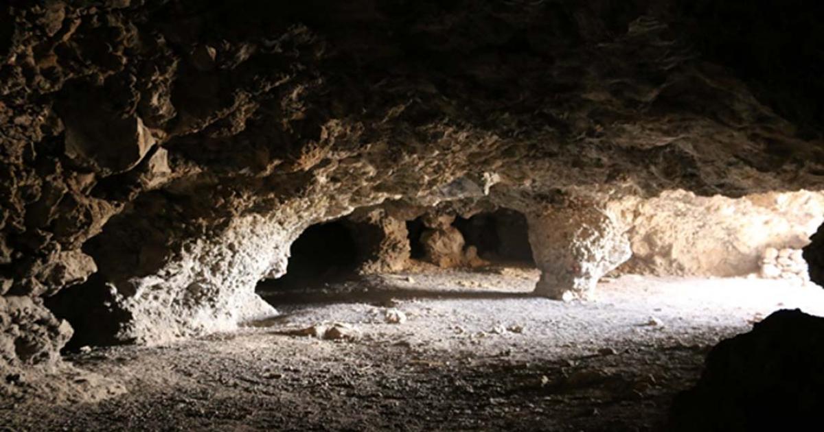 View of the “Cueva del Pirul”, one of the largest systems of interconnected caves to the East of the Pyramid of the Sun. One can notice the many rough pillars left to support the roof and a number of side passages branching out in different directions.