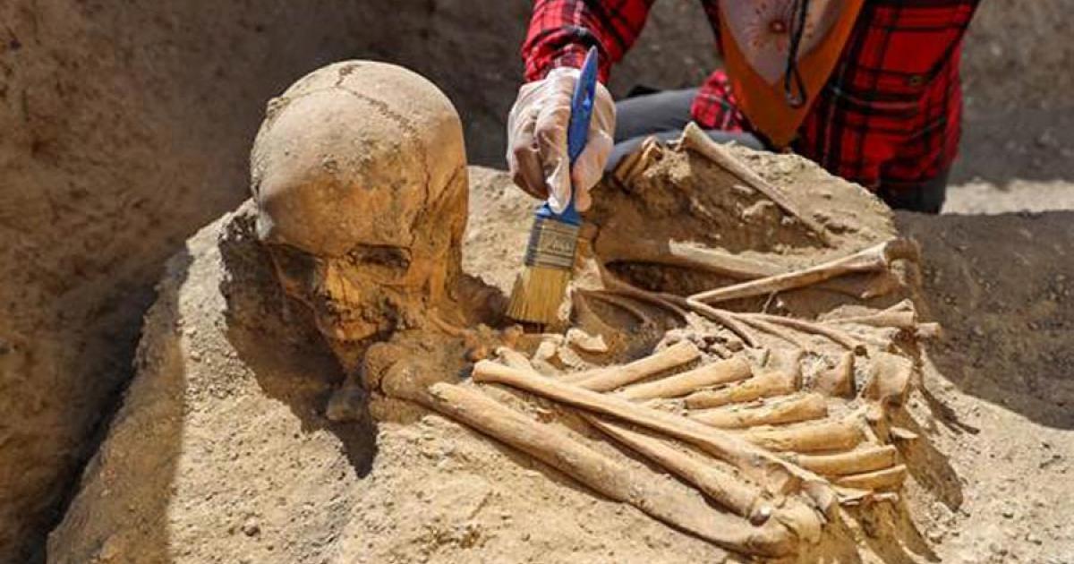 Recently, the Çavuştepe Castle necropolis dig team discovered a new type of Urartu tomb where the dead were buried near a platform structure. The bones of an adult in this tomb were found in a mixed state with the head of the corpse next to its feet as this image clearly shows. Source: Anadolu Agency