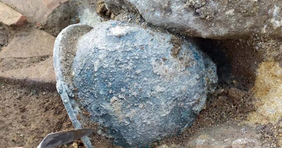 Helmet still in the ground at the Velia temple site.	Source: Parco Archeologico Paestum