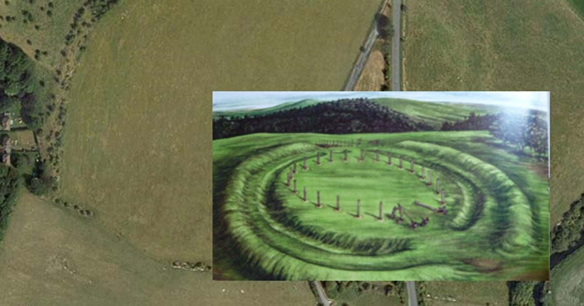 Main: An aerial photograph of Durrington Walls. In the North, West and South, a line of trees handily outlines the shape of the bank, a faint impression can be seen in the East, however, to the right of the road. The River Avon, and the area where the avenue connected it to Durrington Walls, can be seen in the bottom-right (pegasusarchive.org). Inset: An illustration of a similar wooden henge located at Cairnpapple Hill, Scotland.