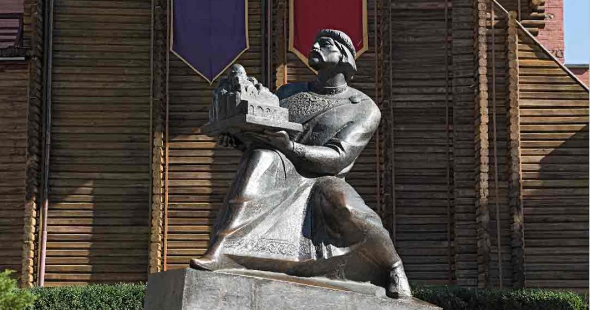 Monument of Prince Yaroslav the Wise holding the cathedral of St. Sophia, at the entrance to the Golden Gate of Kiev, Ukraine. Source: lesniewski/Adobe Stock