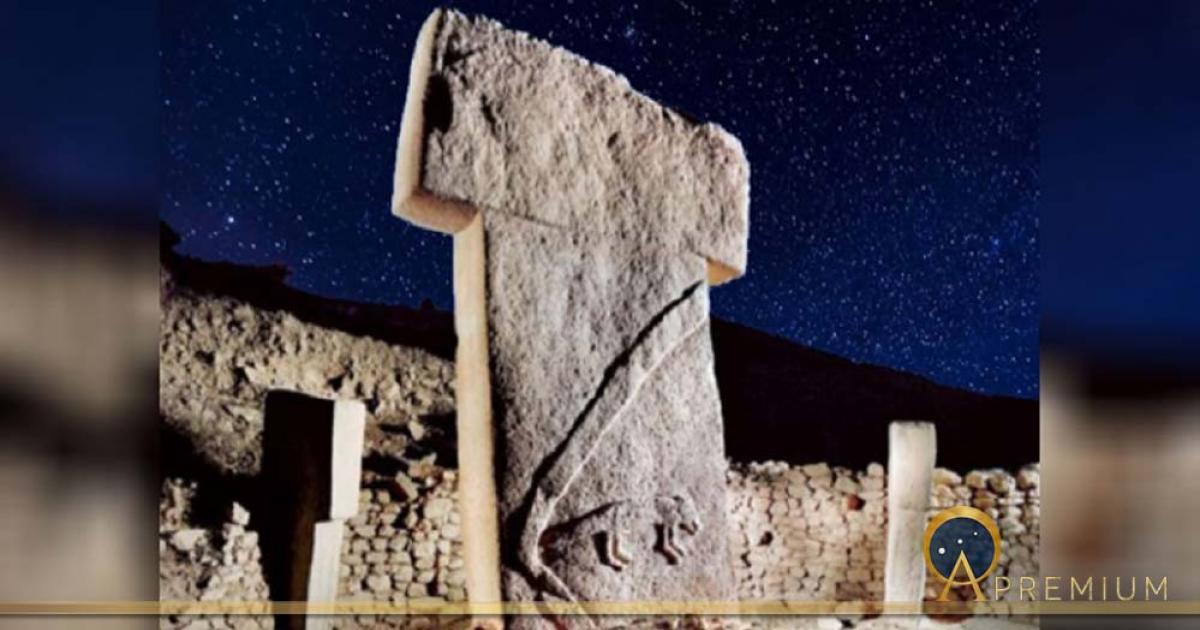 Pillar in Gobekli Tepe (Deriv.) ( sebnemsanders) with a starry night sky. ( CC0) What can be discerned about the site from Gobekli Tepe archaeoastronomy?