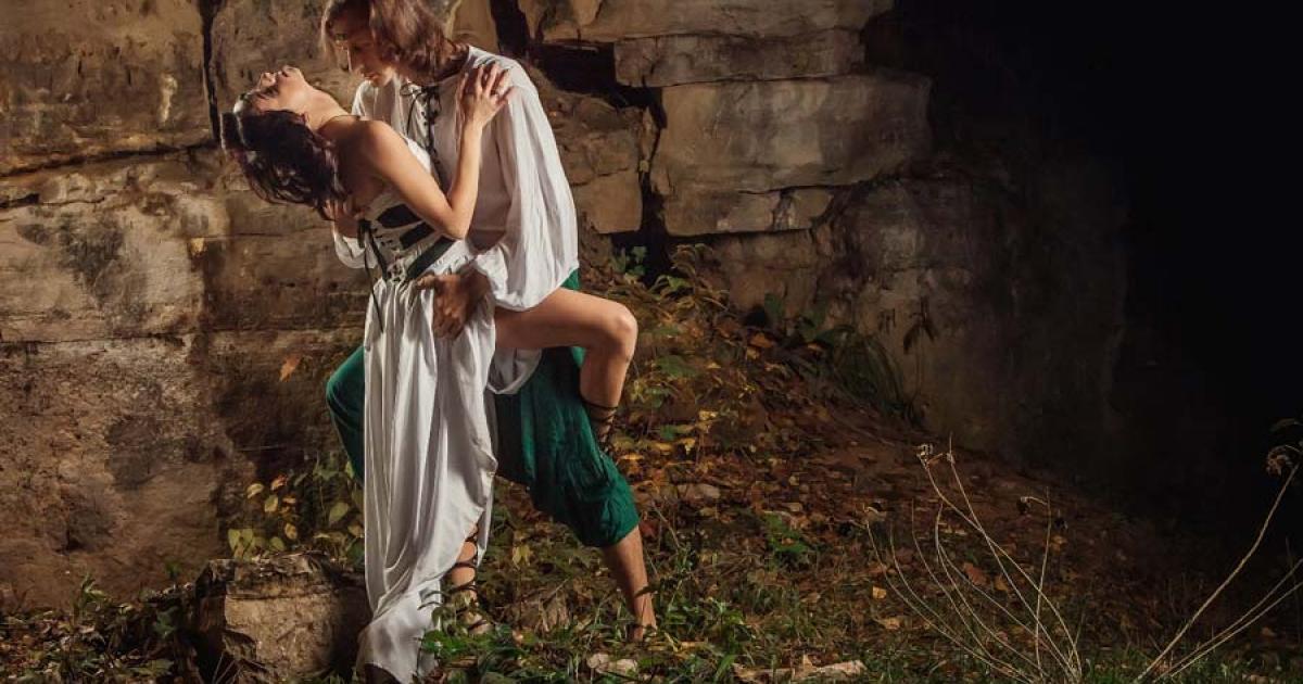 A medieval couple embrace. Source: diter / Adobe Stock