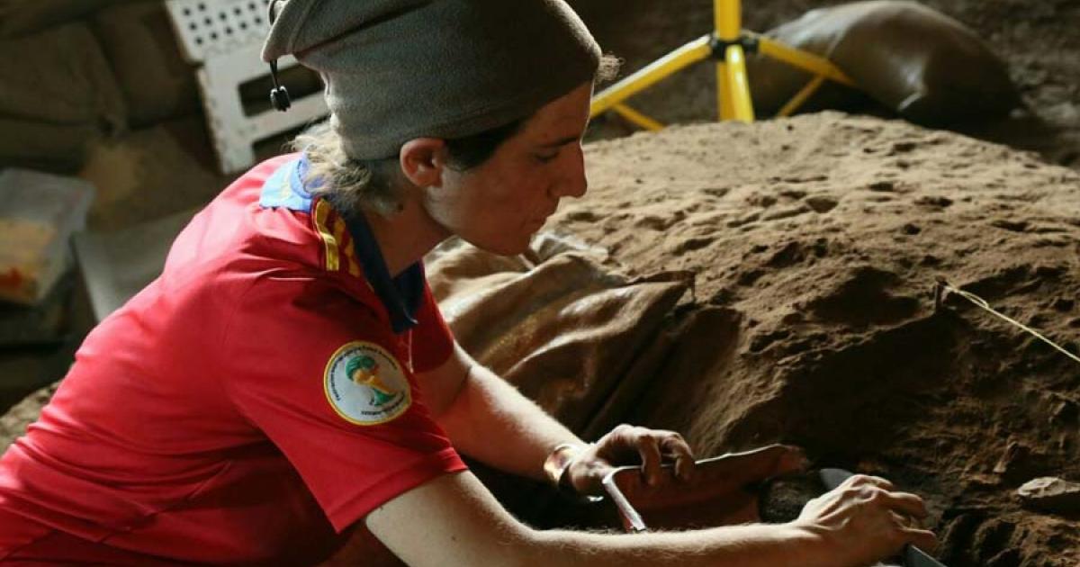 Archaeologist Dr. Paloma de la Peña working at one of the lithic tool sites that revealed the ancient communication network across the region for making these tools to near exact specifications. Source: © Dr Paloma de la Peña