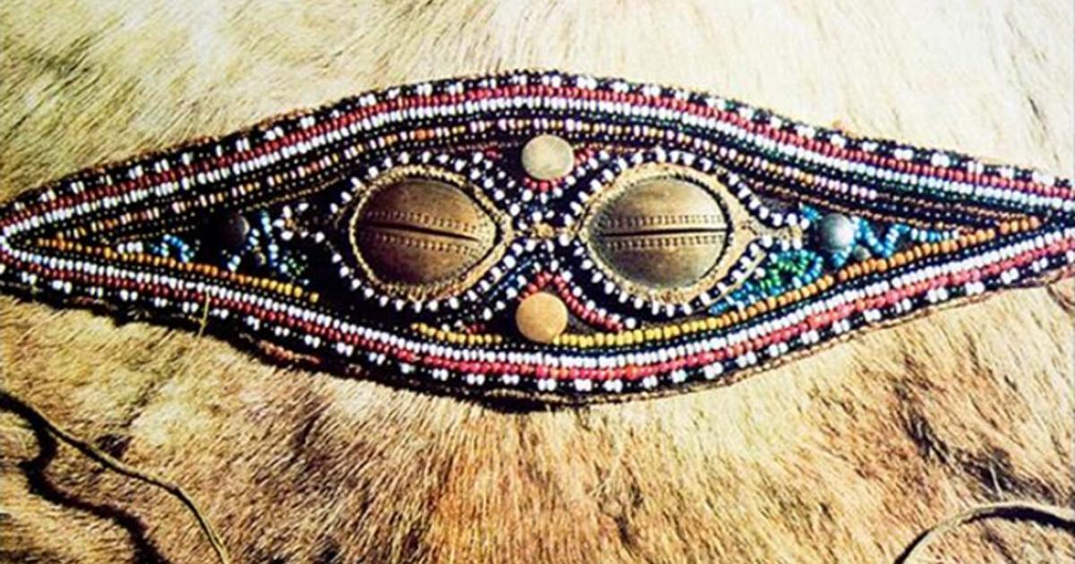 Long before the emergence of modern-day protective sun glasses, Siberian hunters were forced to find their own solution to the dazzling glare reflecting from the snow. 