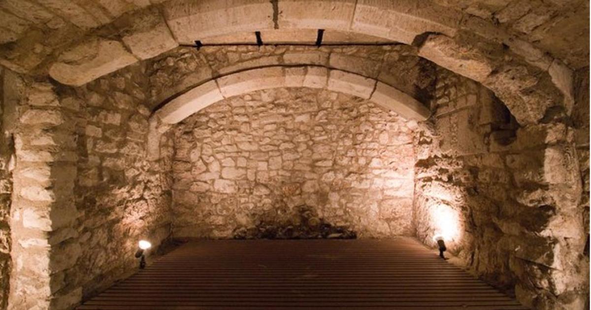 15th century the basement of a "market house" used as a prison 