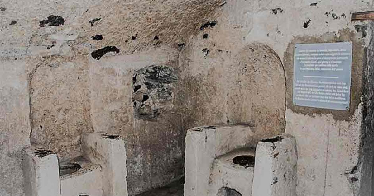 The deceased nuns were left in seated positions to decompose. Source: Yellow.Cat from Roma, Italy/ CC BY 2.0