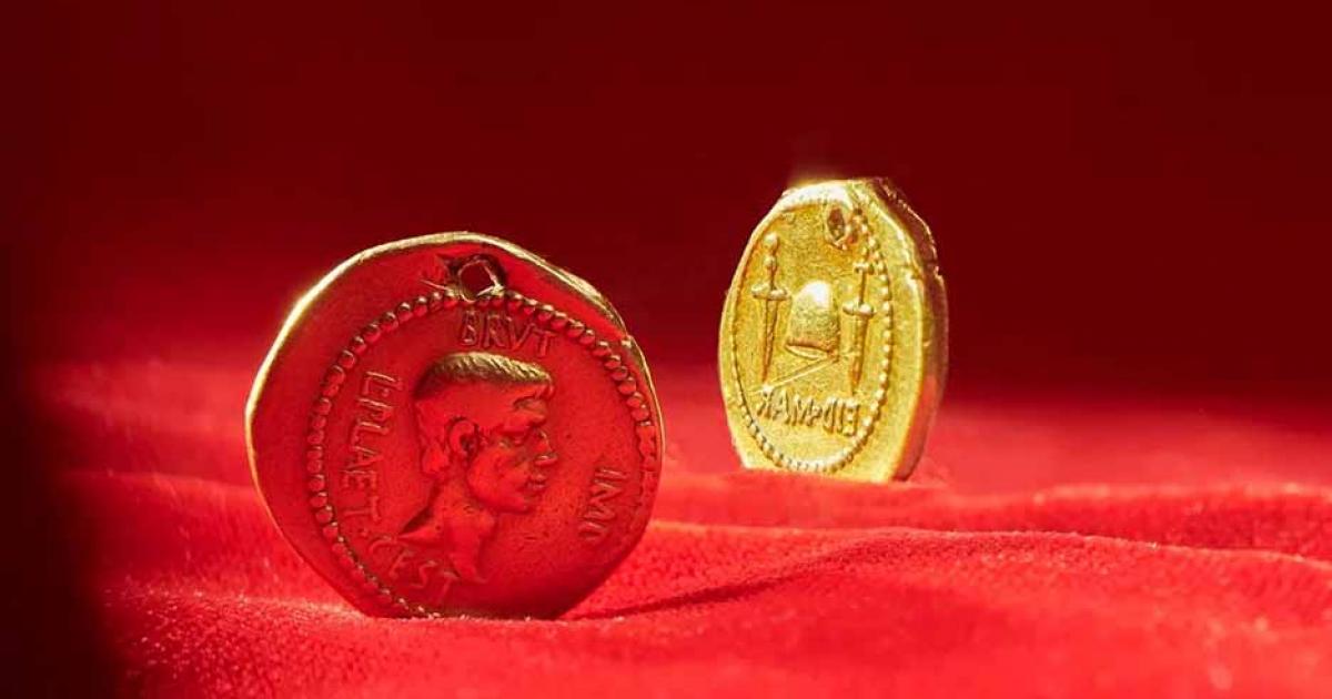 The gold Ides of March coin going on auction which was minted to commemorate the assassination of Julius Caesar. Source: Numismatica Ars Classica