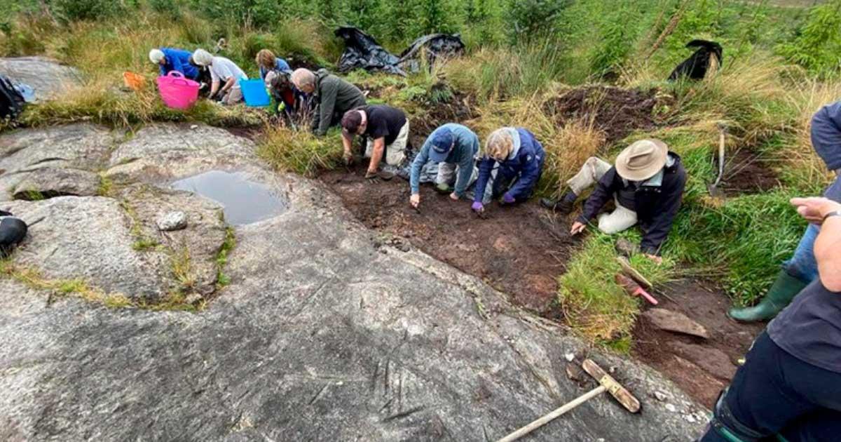 A large axe-grinding stone near Balfron in Scotland is where Neolithic toolmakers sharpened stone axes thousands of years ago. Source: Dr. Murray Cook