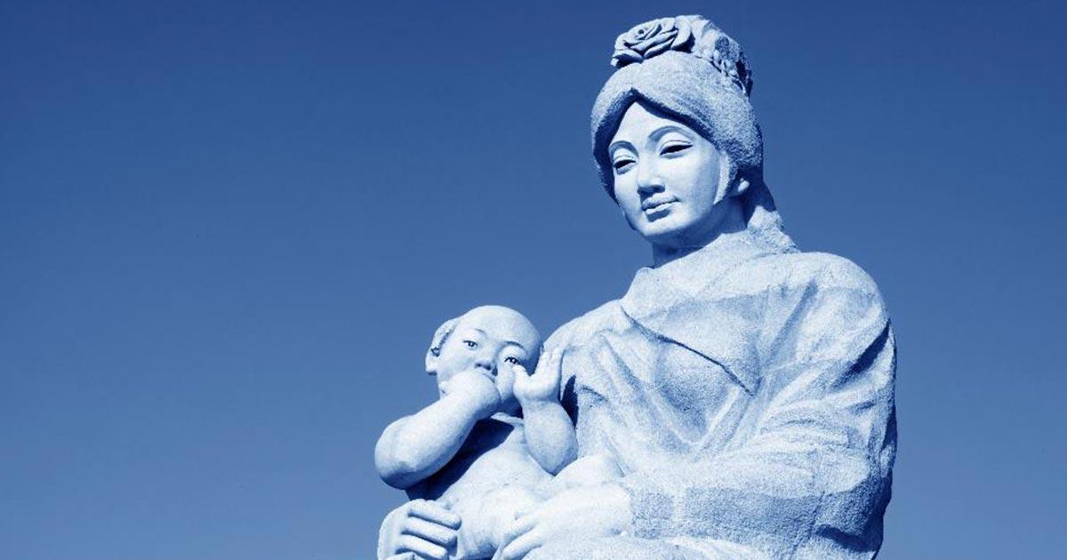 Traditional Chinese style sculpture depicting a mother and baby. New research on baby teeth suggests gender inequality was present from infancy. Source: junrong /Adobe Stock