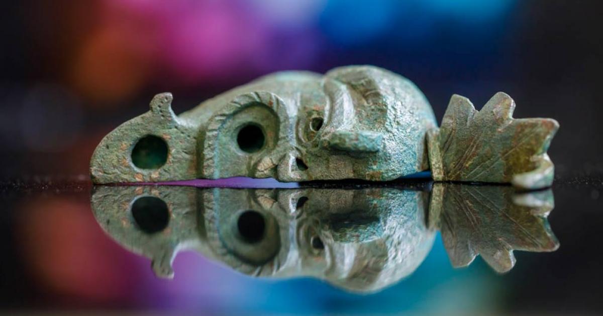 Photograph showing the bronze oil lamp unearthed in Jerusalem