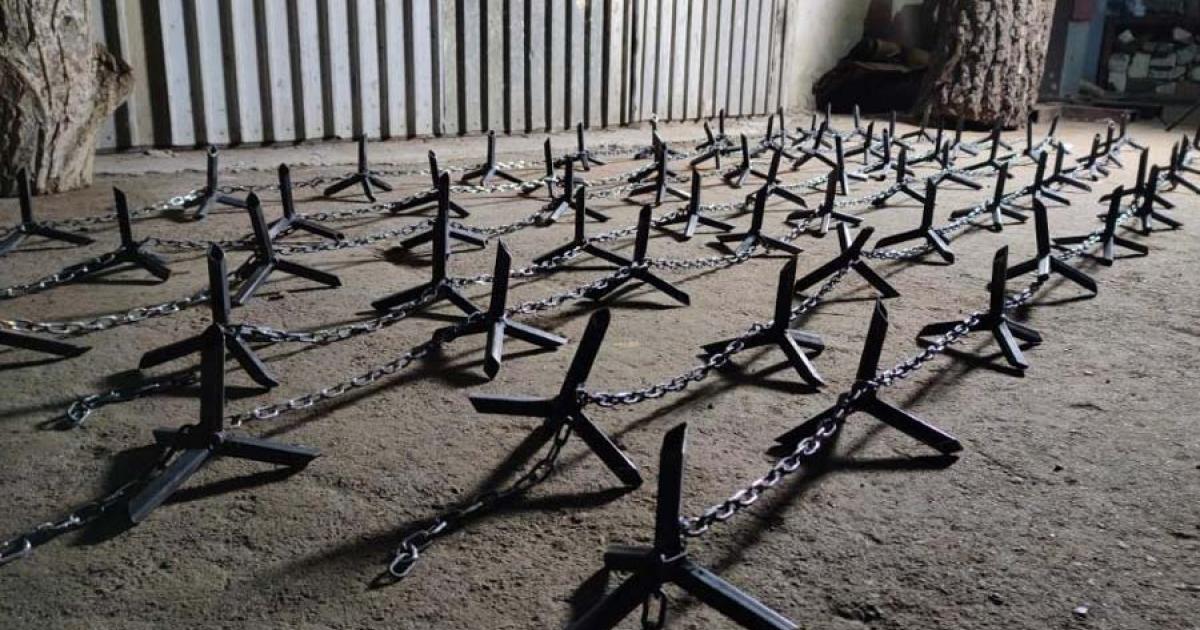 The caltrops the Ukrainian Art of Steel workshop has been manufacturing with traditional blacksmithing for the current war with Russia.		Source: Art of Steel