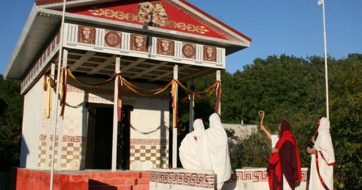  A ceremony taking place at the new Roman temple.
