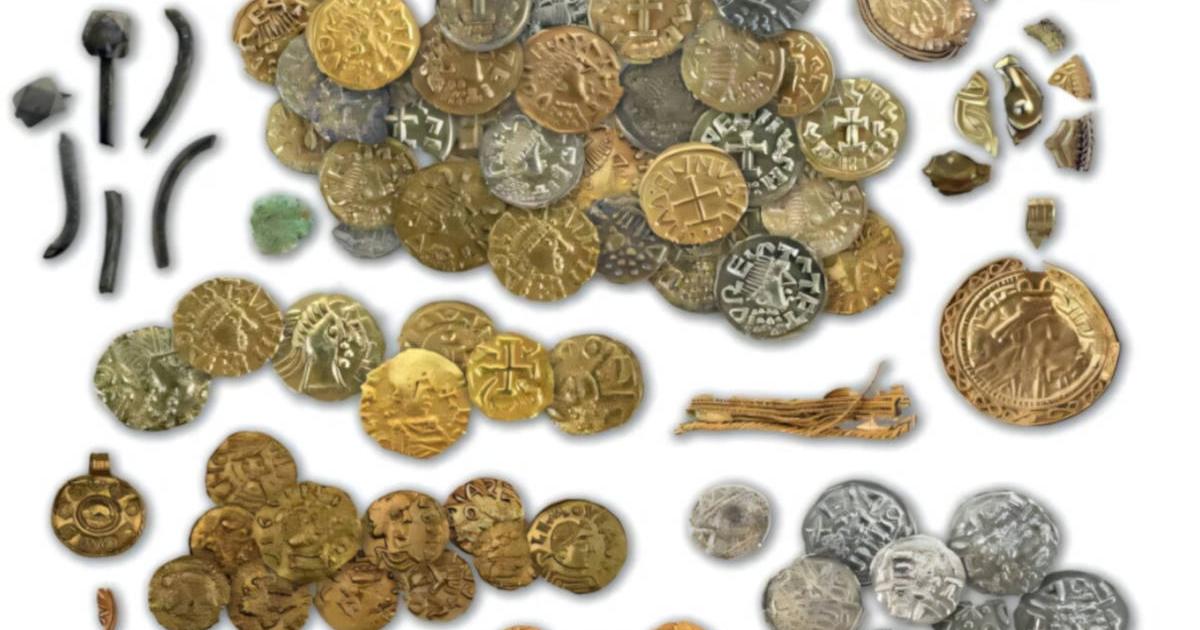  Selected artifacts from 7th-Century Pagan cult Site at Hezingen. 