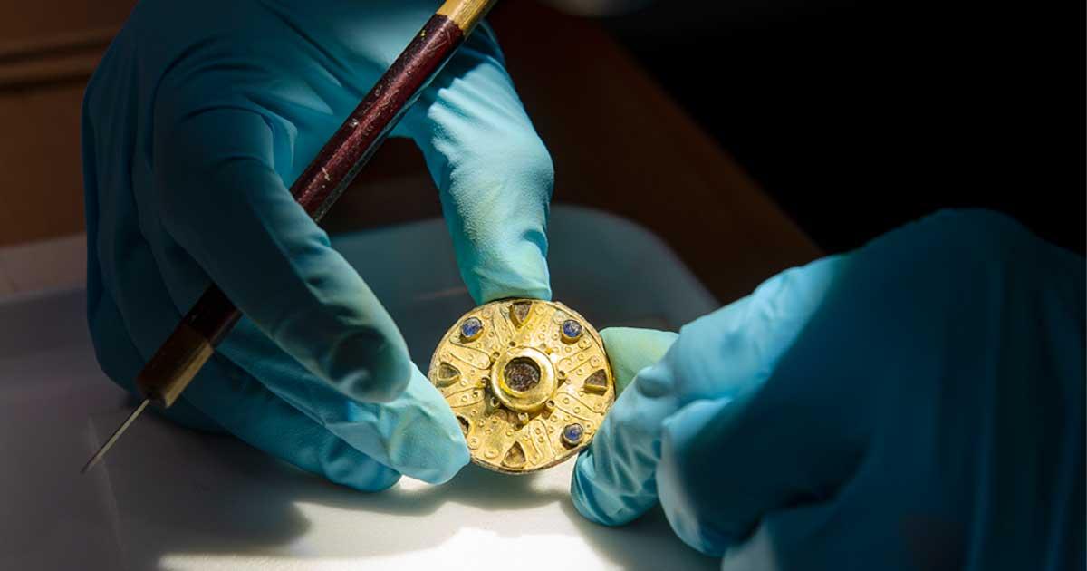 The beautifully crafted golden brooch was discovered within a 7th century grave in Switzerland. Source: Philippe Saurbeck / Archäologische Bodenforschung Basel-Stadt