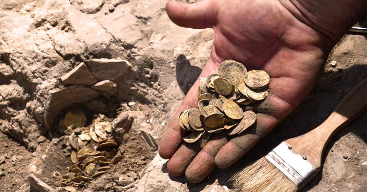 Teenage volunteers taking part in a summer holiday excavation discovered an impressive hoard of rare 24-carat gold coins in Israel dating back to around 1,100 years ago. Source: Yoli Schwartz / Israel Antiquities Authority