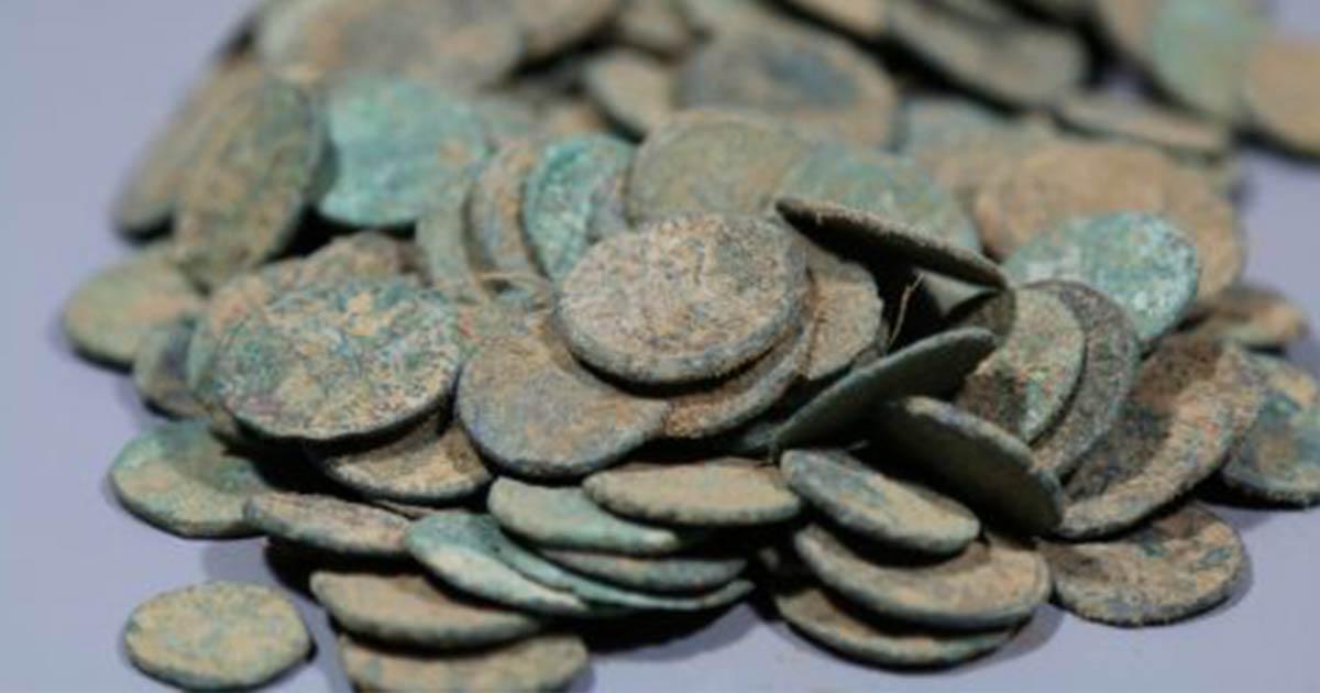 Some of the 14000 Roman and Gallic coins that were found at Patrice T’s home in Belgium that he claims he “legally” discovered in his Flanders field. Evidence clearly suggests that he stole these illegal artifacts from French soil and that’s illegal!       Source: Agentschap Onroerend Erfgoed