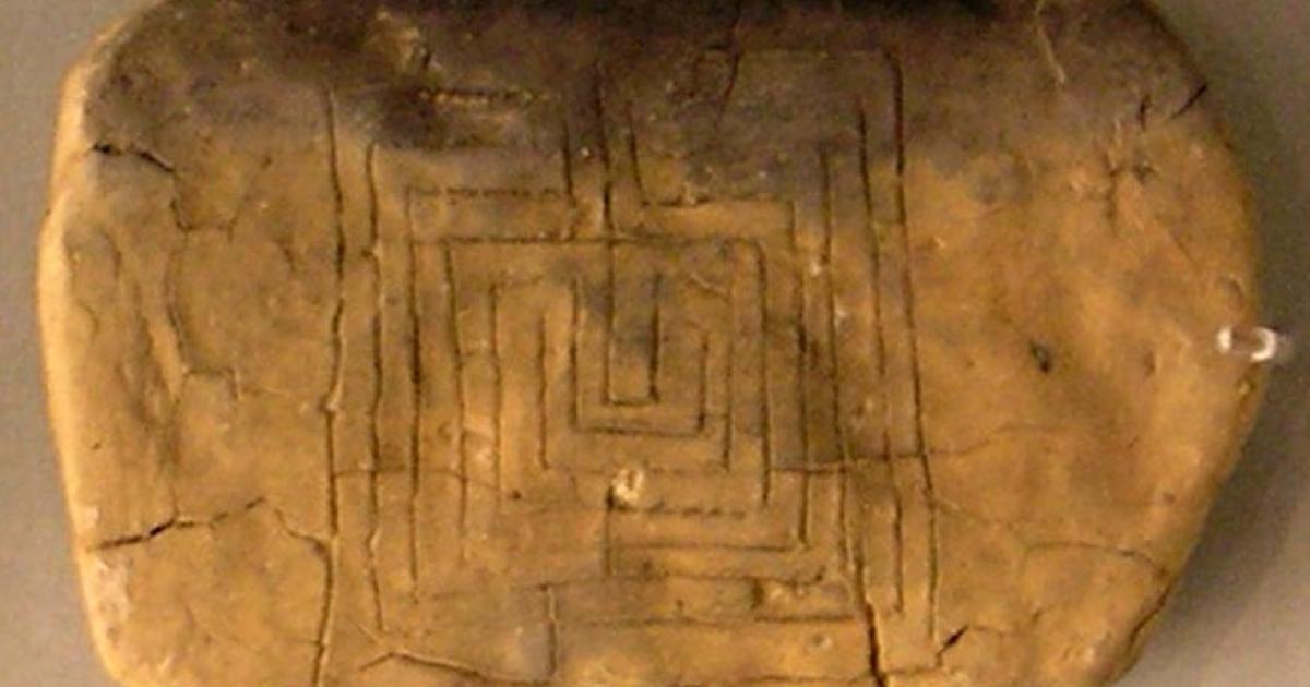 Reverse of a clay tablet from Pylos with a labyrinth motif.