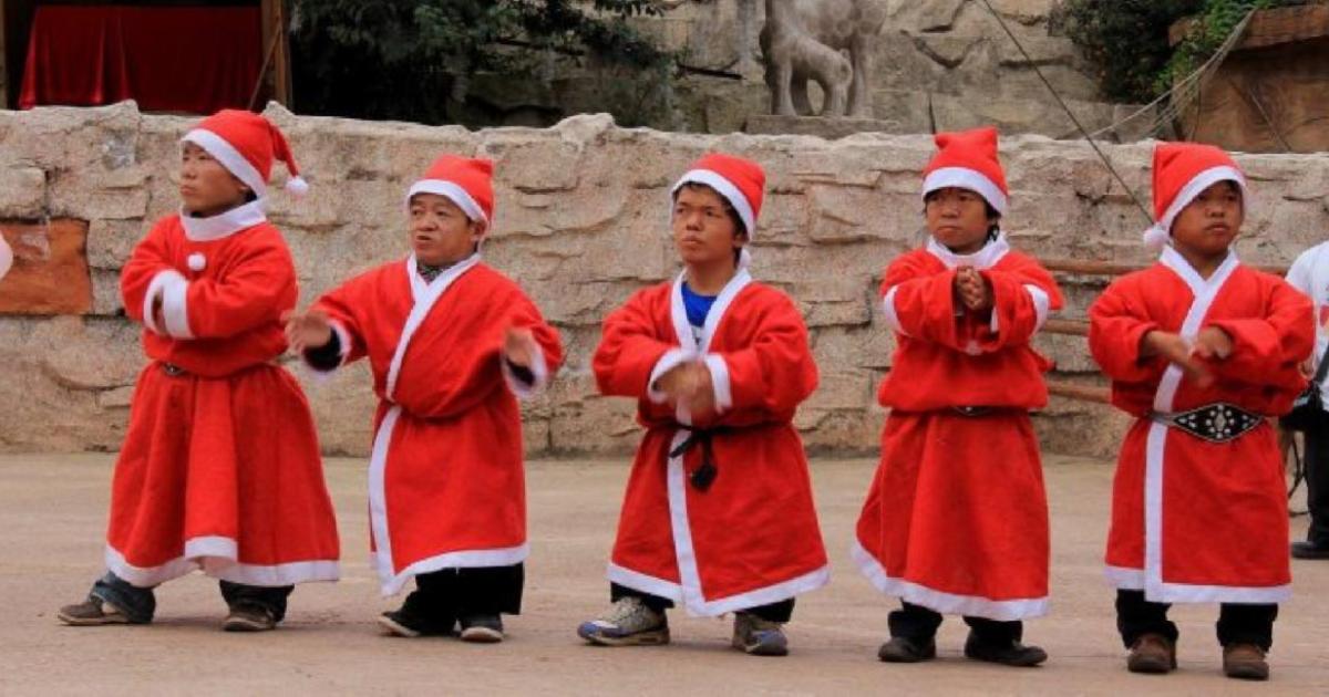 Staff and visitors at the Kingdom of the Little People, Kunming.          Source: Daily Hunt