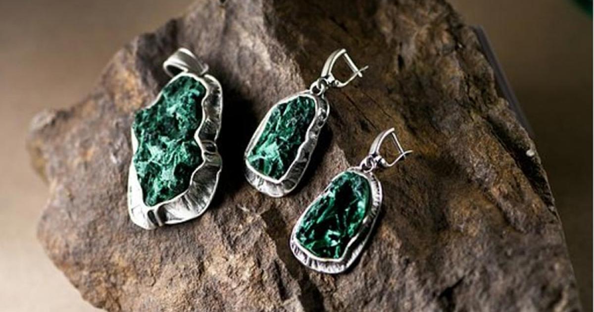 Malachite silver pendant and earrings.	Source: Pixabay