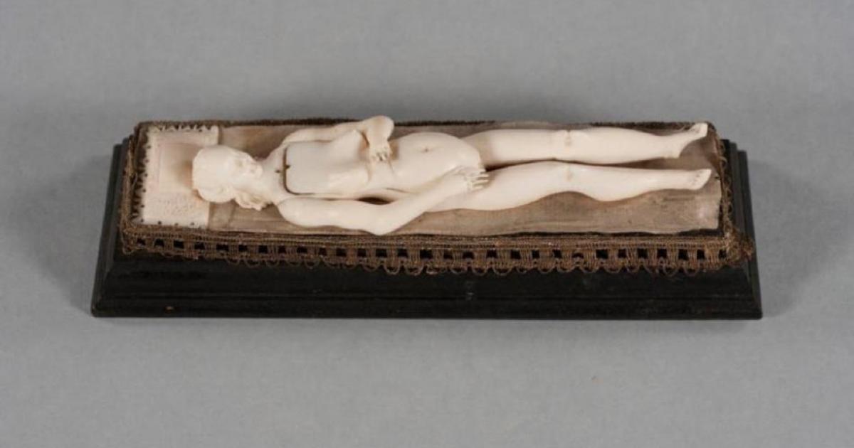 One of the ivory manikins reclining on its 'bed' with all its organs placed inside. Source: RSNA