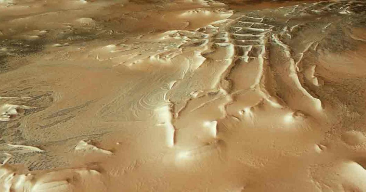 No Ziggy? The Inca City at the Martian Pole surrounded by thousands of spiders from Mars, here seen as tiny dark spots. Source: European Space Agency / CC-BY-SA 3.0.
