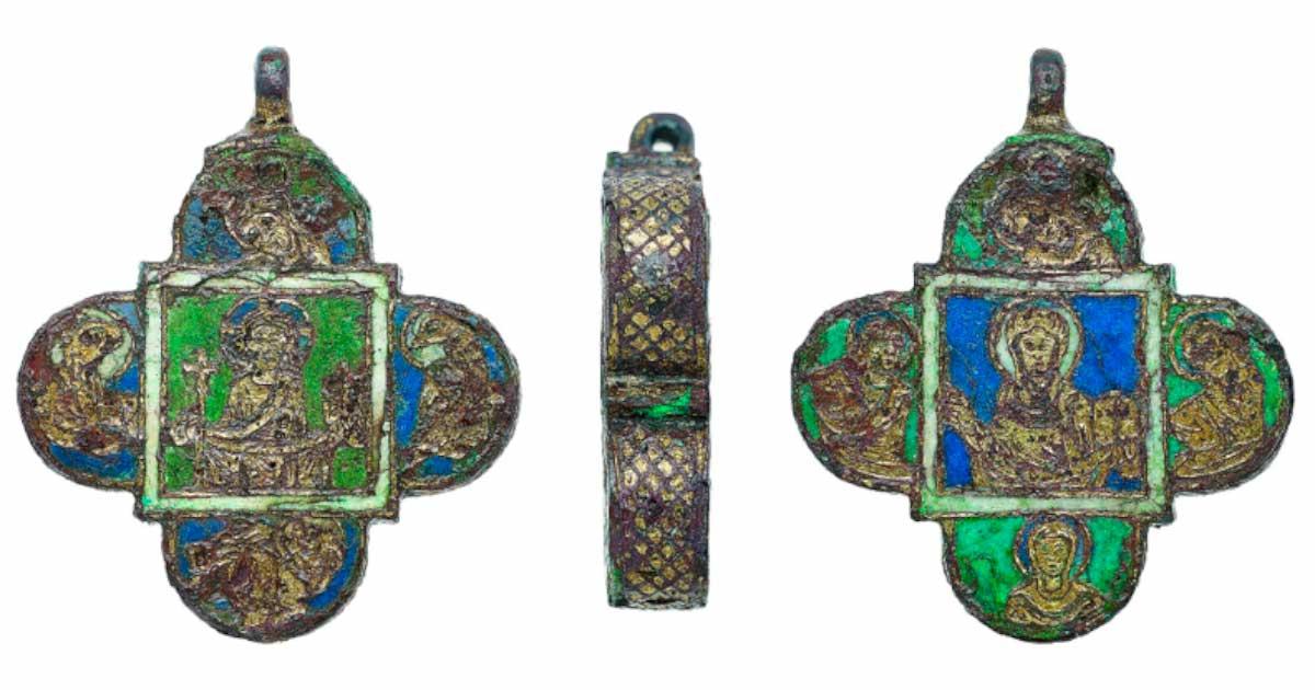 A beautifully restored medieval pendant has been discovered to contain bones, possible relics of a saint. Source: Sabine Steidl, LEIZA