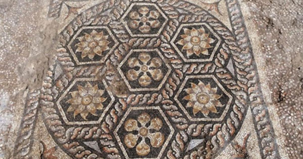 Ancient mosaic discovered in Kom-El-Dikka. Source: Ministry of Antiquities / Facebook.