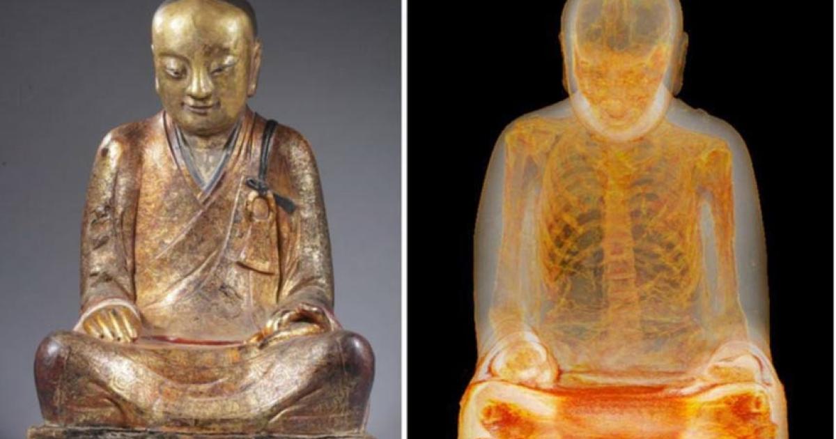 Mummified buddhist master Liuquan. Statue (L), CT scan (R). (Photos: Drents Museum)