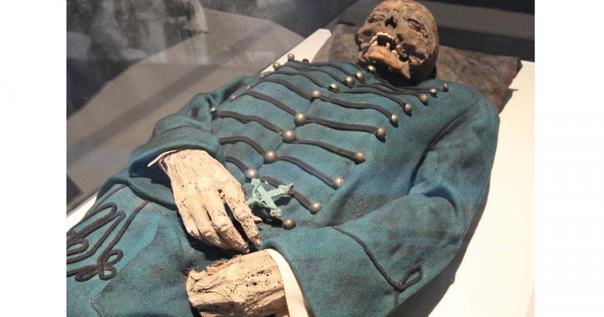 This photo shows the mummy of Michael Orlovits in the Mummies of the World exhibition. Dry air preserved the decease people’s bodies and clothing.