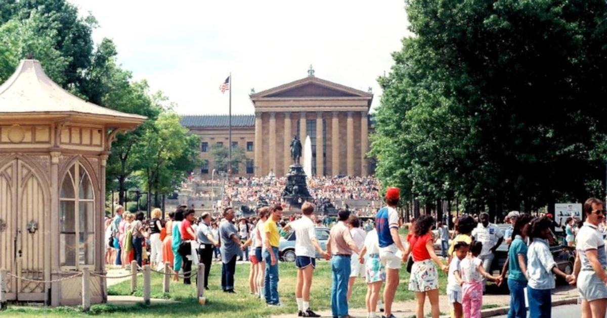 Participants in the 1986 Memorial Day event Hands Across America, designed to raise money to fight hunger in the United States, lined up along and near the Benjamin Franklin Parkway in Philadelphia.