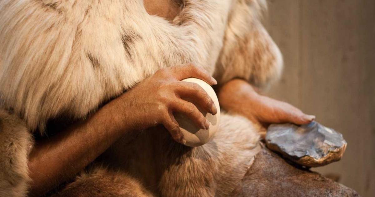 Neanderthal making stone tools and weapons. Source: Farruska / CC BY-SA 2.0.
