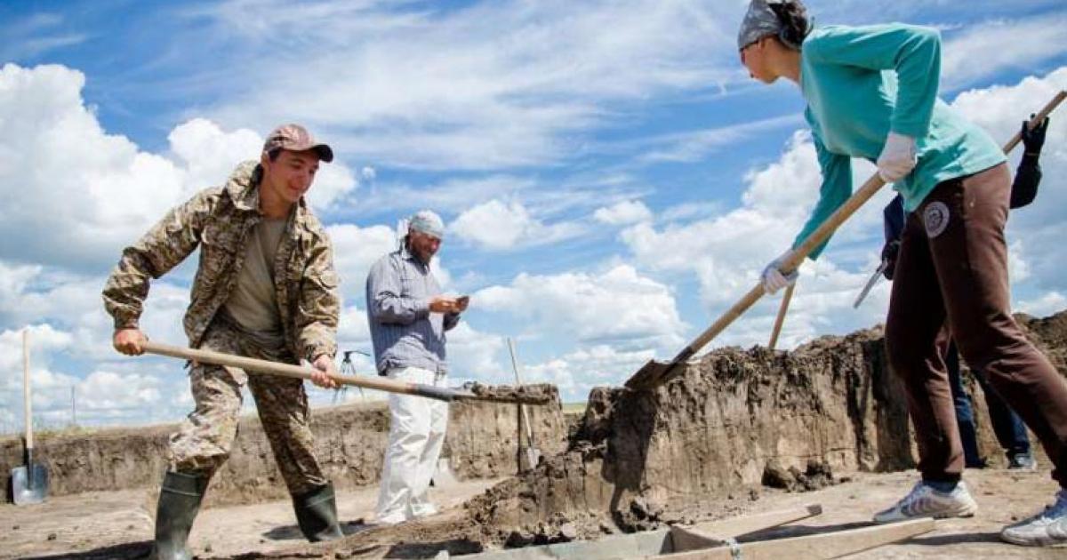 SUSU students researching a necropolis Kamenny Ambar-5