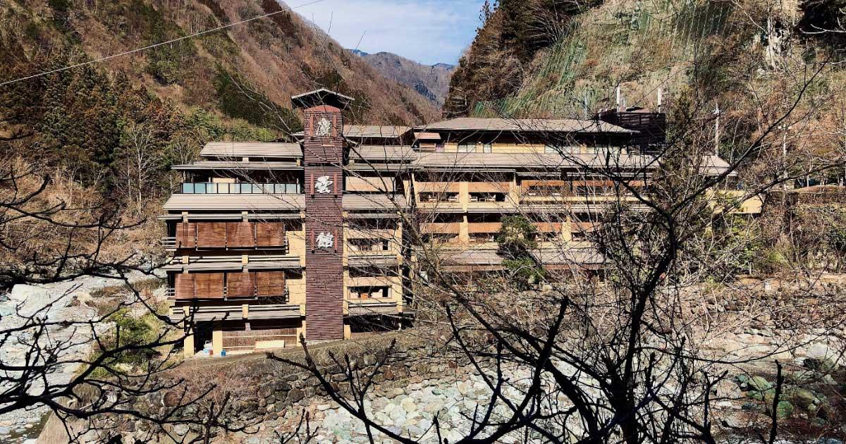 Outside picture, taken in 2020, of Nishiyama Onsen Keiunkan a hot spring hotel in Hayakawa, Yamanashi Prefecture, Japan (Boltor / CC by SA 4.0)