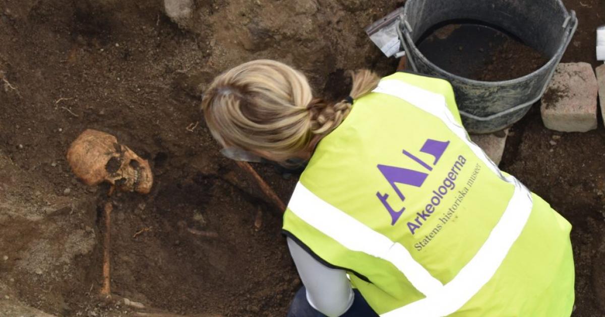 Two Viking ship burials including their ’inhabitants’ uncovered in Sweden along with grave goods. Source: Arkeologerna