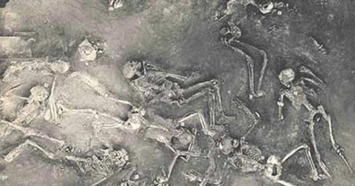Painting of the many skeletons found at Mohenjo Daro (Pakistan), an exceptional ancient metropolis reduced to ruins for reasons unknown. 