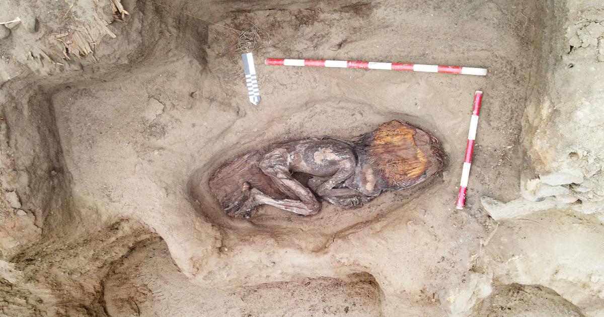 The well-preserved body of the elite Caral woman, including her headdress.