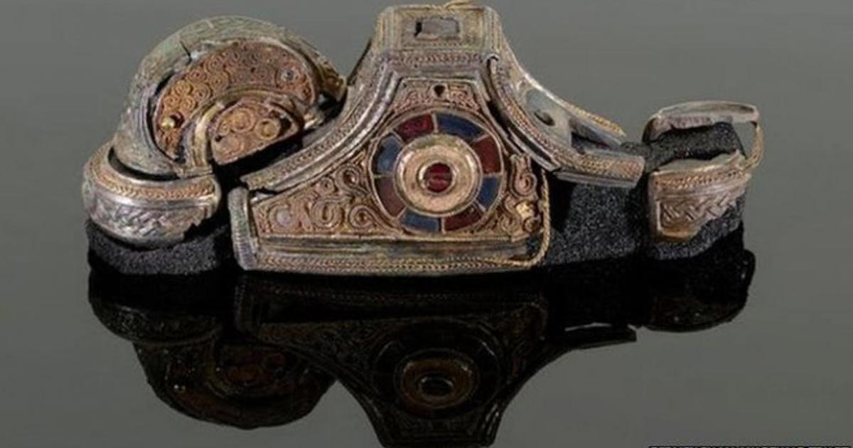 A conservator reconstructed the pommel of a sword of a person with high status. 