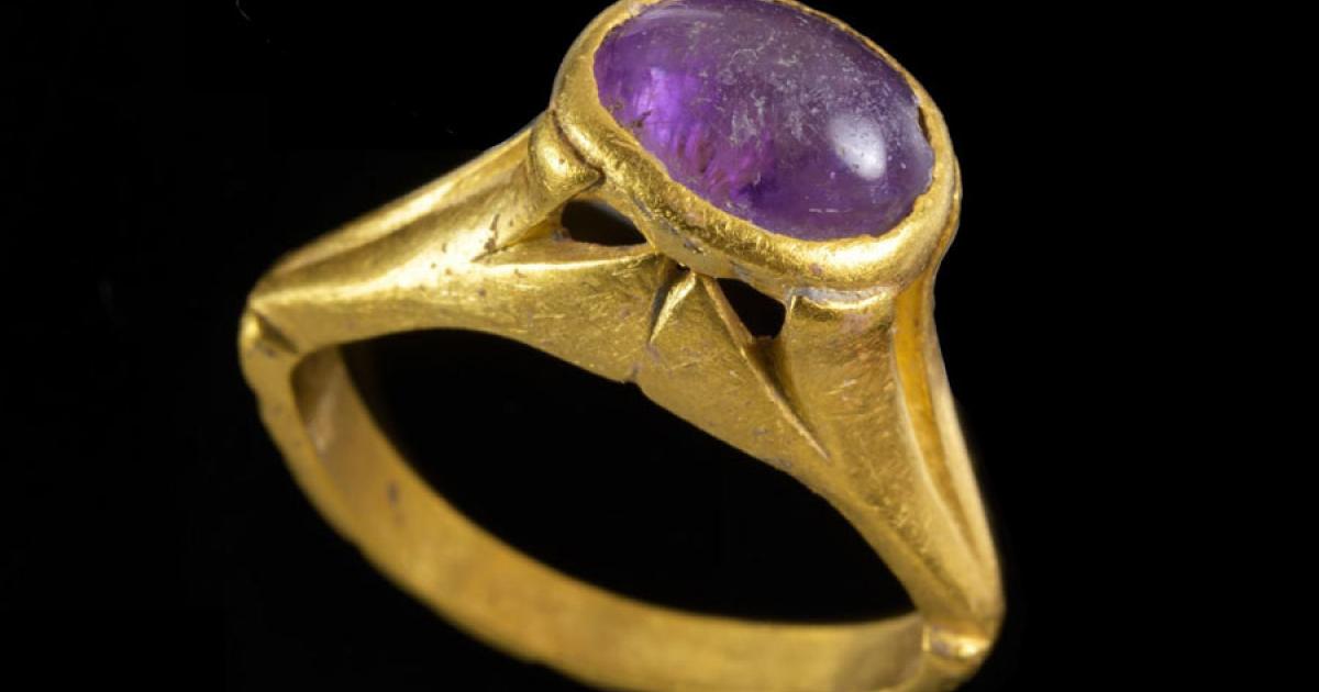 The precious stone ring up close and clean. (Israel Antiquities Authority)