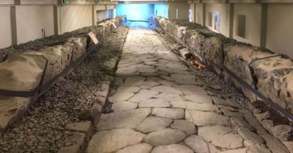 The road - complete with skeletons.