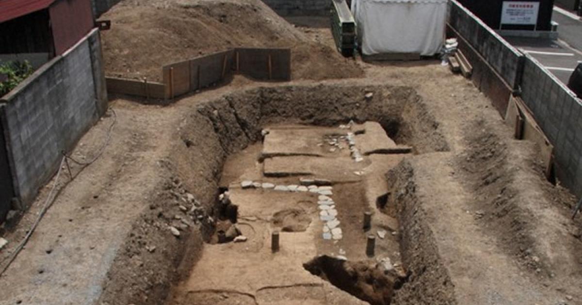 The outlines of the legendary but lost royal pavilion of Kyoto known as the Tokaden pavilion, which was built in ways that were still different from Tang dynasty Chinese foundations.		Source: Kyoto City Archaeological Research Institute
