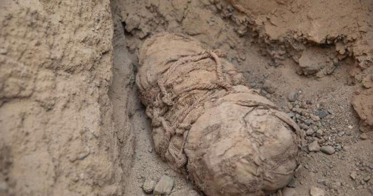 One of the six sacrificed children found in the tomb of an important man in the ancient Andean city of Cajamarquilla. The tiny skeletons were wrapped tightly in cloth.		Source: PHYS
