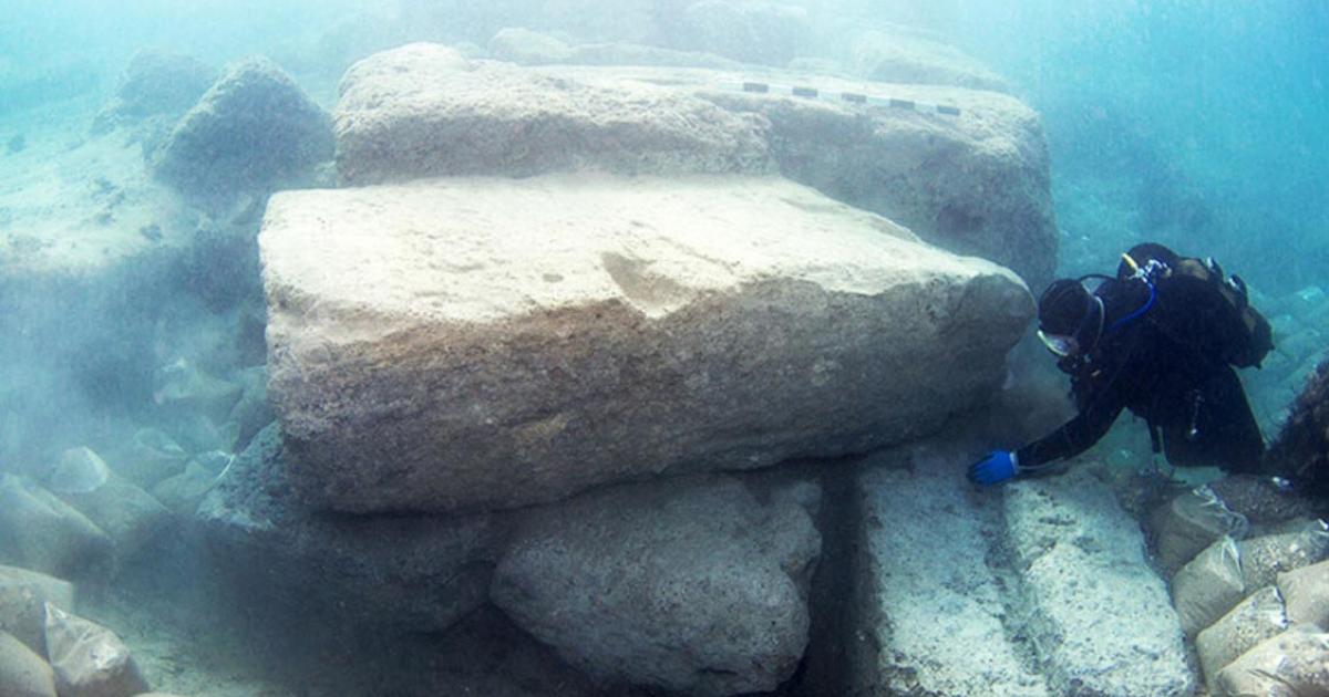 A scientist investigates the outer part of the entrance canal. 