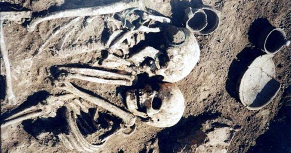 The bodies of the embracing skeletons were discovered on the edge of the western Ukrainian city of Ternopil.
