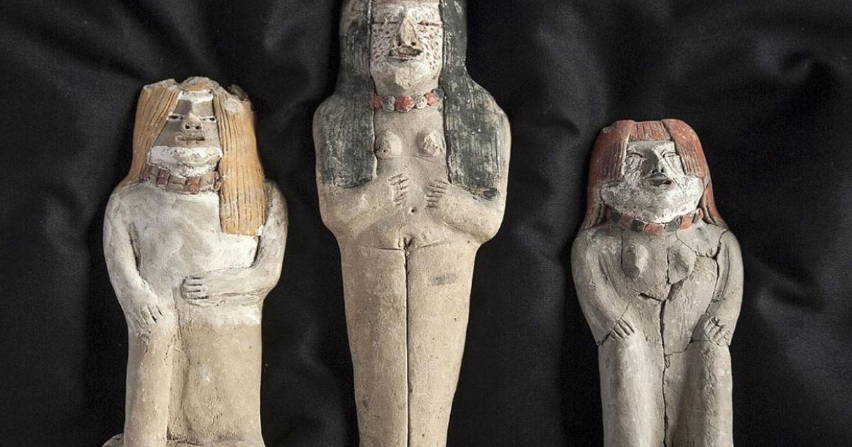 The three statues unearthed by archaeologists in Peru. 