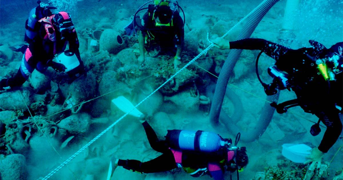 Underwater archaeologists during a dive at the Alonnisos shipwreck in 2002. Source: Elpida Hadjidaki / CC BY-SA 4.0