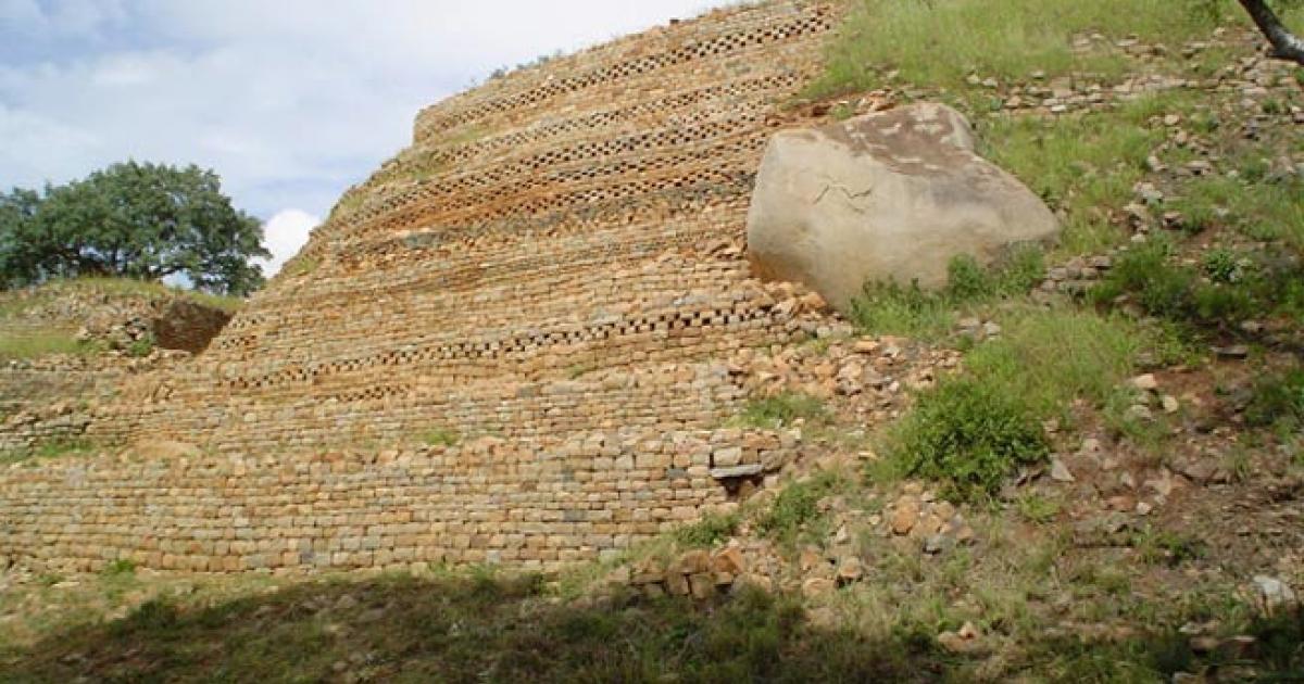 The walls of Khami, Zimbabwe (Wikimedia Commons)